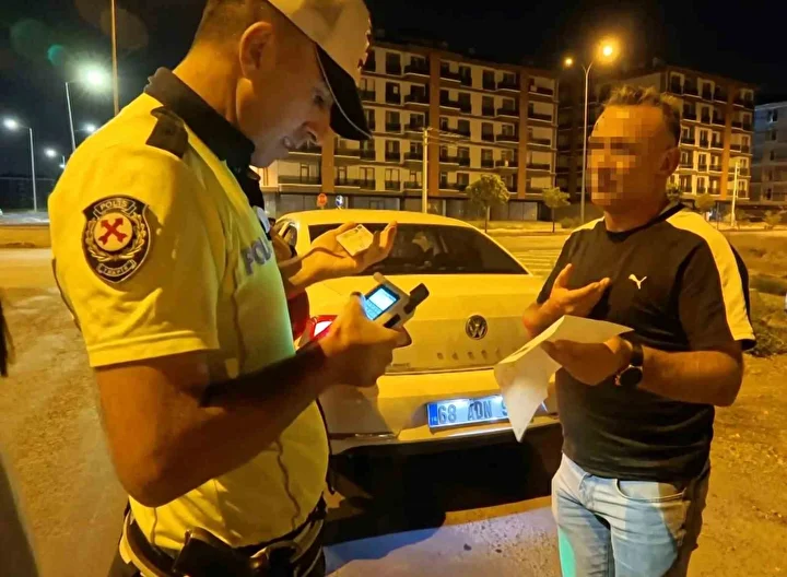 cezaevinden musaadeli cikip alkollu halde cocuklariyla trafige cikti yakalaninca polise beddua yagdirdi 0 t1sd7YGW
