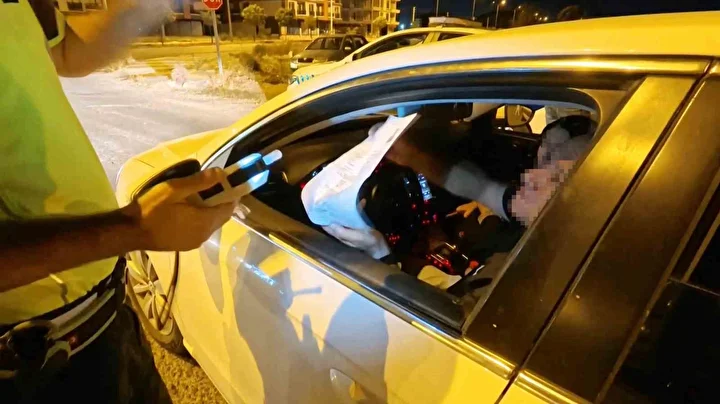 cezaevinden musaadeli cikip alkollu halde cocuklariyla trafige cikti yakalaninca polise beddua yagdirdi 1 AZW7EkYR