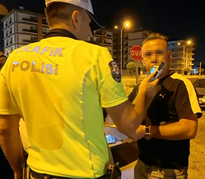 cezaevinden musaadeli cikip alkollu halde cocuklariyla trafige cikti yakalaninca polise beddua yagdirdi 2 jKfwtGlG