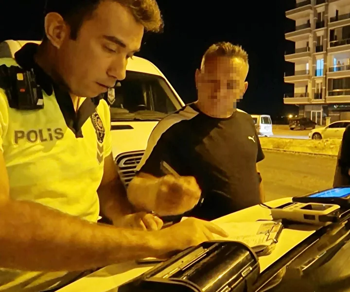 cezaevinden musaadeli cikip alkollu halde cocuklariyla trafige cikti yakalaninca polise beddua yagdirdi 4 MbX1qjz9