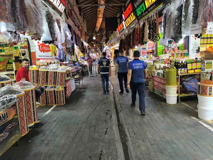 Çocuklara içireceklerdi: Son tüketim tarihi geçmiş 500 litre süt ele geçirildi 1 cocuklara icireceklerdi son tuketim tarihi gecmis 500 litre sut ele gecirildi 0 GqBhKNYi