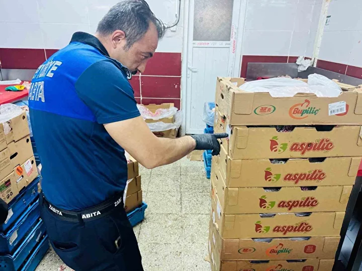 Çocuklara içireceklerdi: Son tüketim tarihi geçmiş 500 litre süt ele geçirildi 2 cocuklara icireceklerdi son tuketim tarihi gecmis 500 litre sut ele gecirildi 1 KMeU1QpT