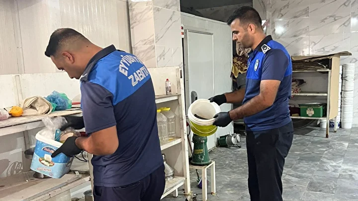 Çocuklara içireceklerdi: Son tüketim tarihi geçmiş 500 litre süt ele geçirildi 4 cocuklara icireceklerdi son tuketim tarihi gecmis 500 litre sut ele gecirildi 3 rqqQjC5b