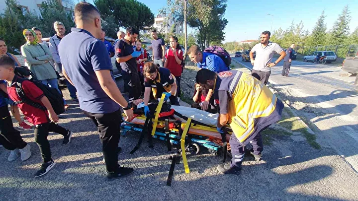 cocuklari tasiyan okul servisi kaza yapti veliler hastaneye kostu 0