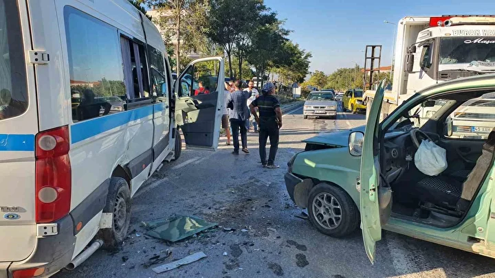 cocuklari tasiyan okul servisi kaza yapti veliler hastaneye kostu 1 6YTibHe8