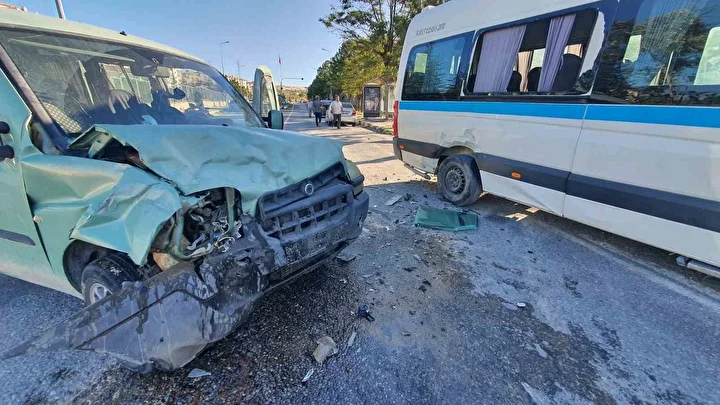 cocuklari tasiyan okul servisi kaza yapti veliler hastaneye kostu 2 3btLrKwz