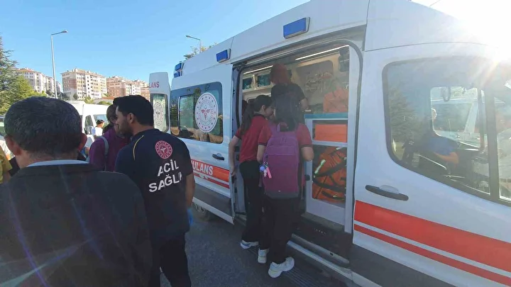 cocuklari tasiyan okul servisi kaza yapti veliler hastaneye kostu 4 ABknCrOZ