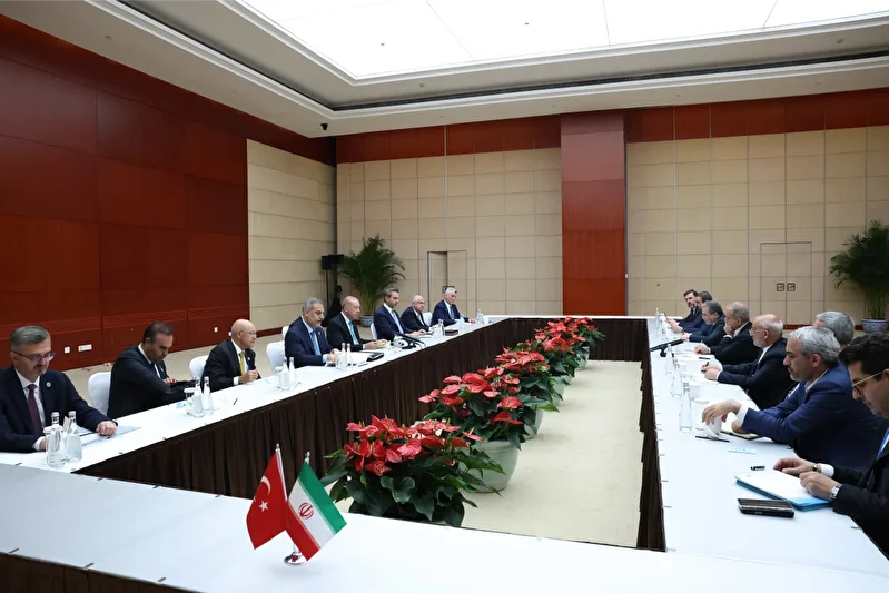 cumhurbaskani erdogan iran cumhurbaskani pezeskiyan ile gorustu 0 2mps17tN