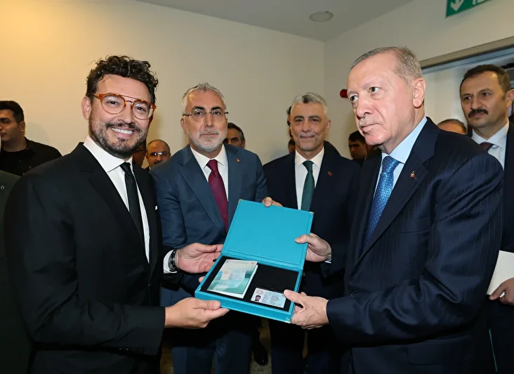 Cumhurbaşkanı Erdoğan'ın elinden aldı: İtalyan Şef Danilo Zanna’ya 'Turkuaz Kart' verildi 1 cumhurbaskani erdoganin elinden aldi italyan sef danilo zannaya turkuaz kart verildi 0