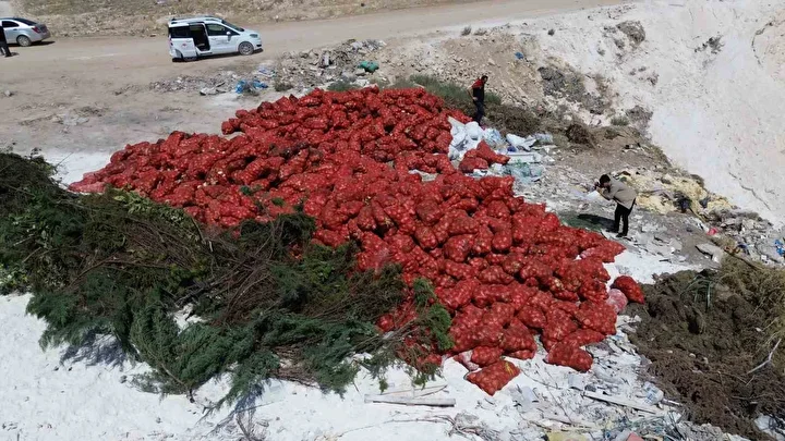cuvallar dolusu tonlarca kuru sogan bos bir yere atildi tarim ve orman mudurlugu inceleme HUuCX7tS