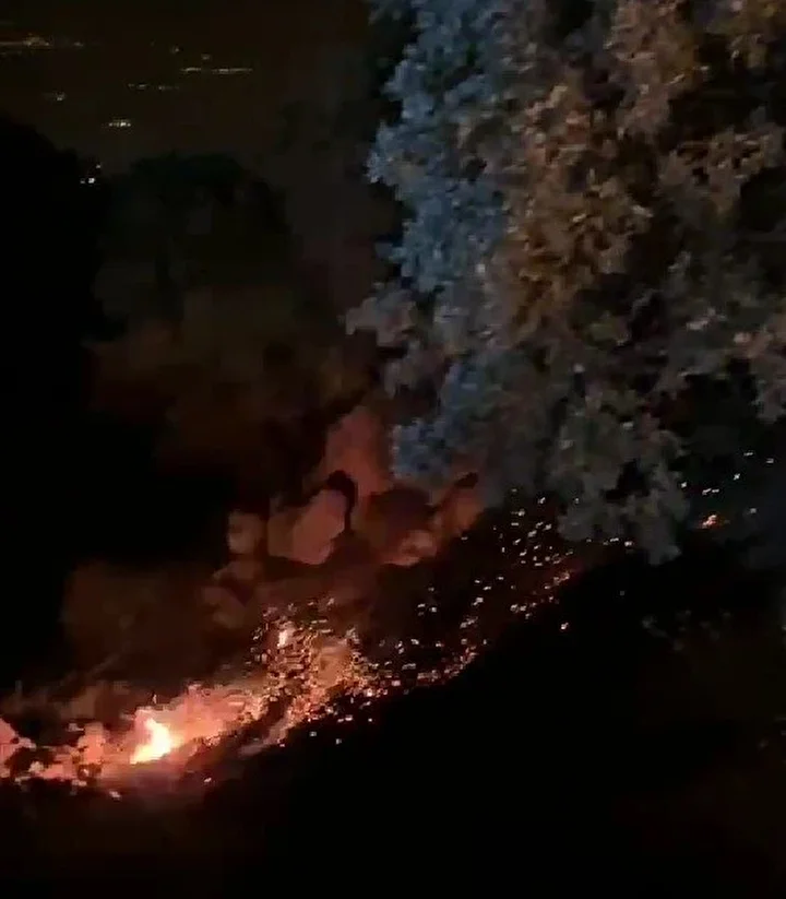 dagdan yuvarlanan alevli kutuk yanginin buyumesine neden oldu 2 OiJcdkuS