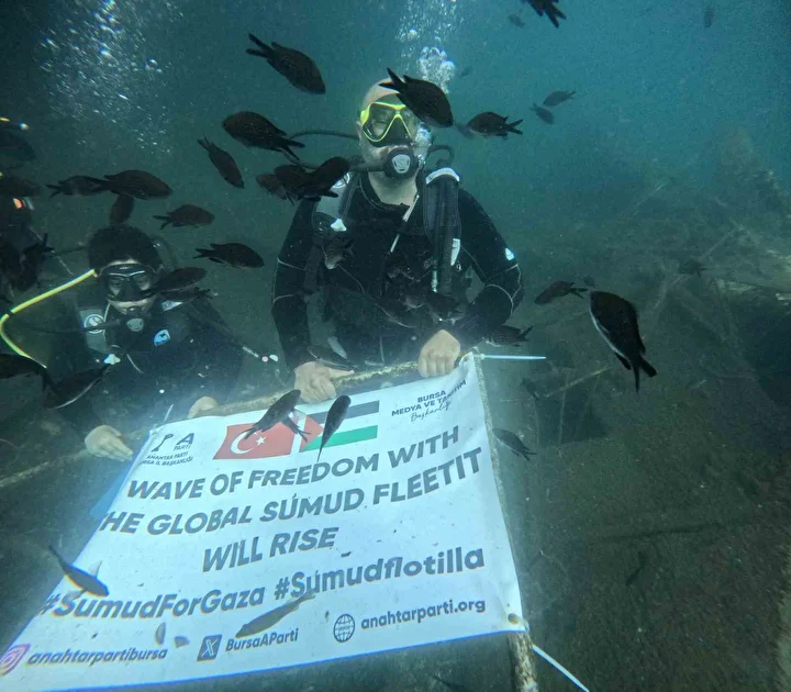 denizin tabaninda filistin bayragi actilar 1 iUtUsD6b