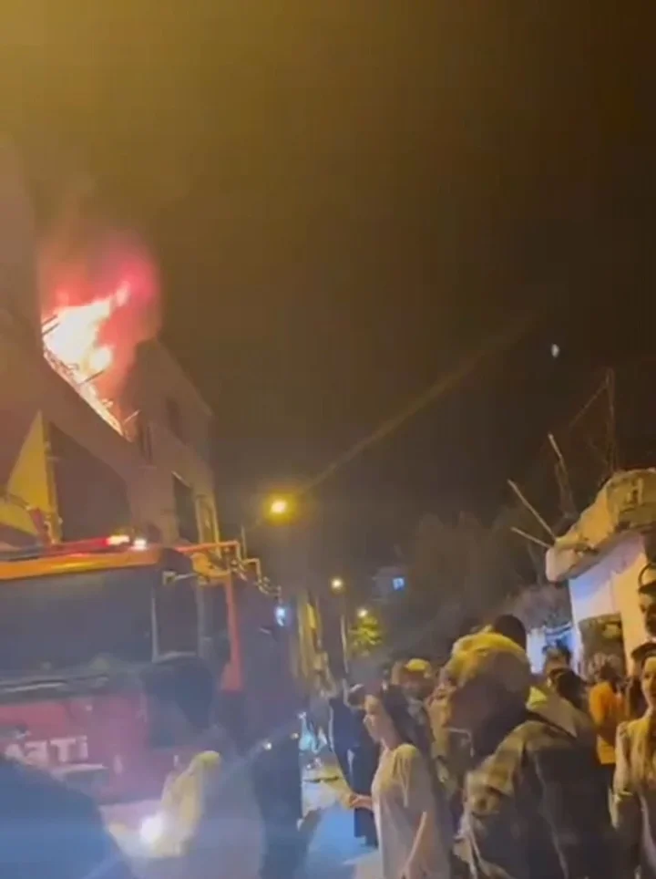 diyarbakirda konut yangini babanin cocugunu kurtarmaya calistigi anlar kameralara yansidi 0 4jW4gB4M