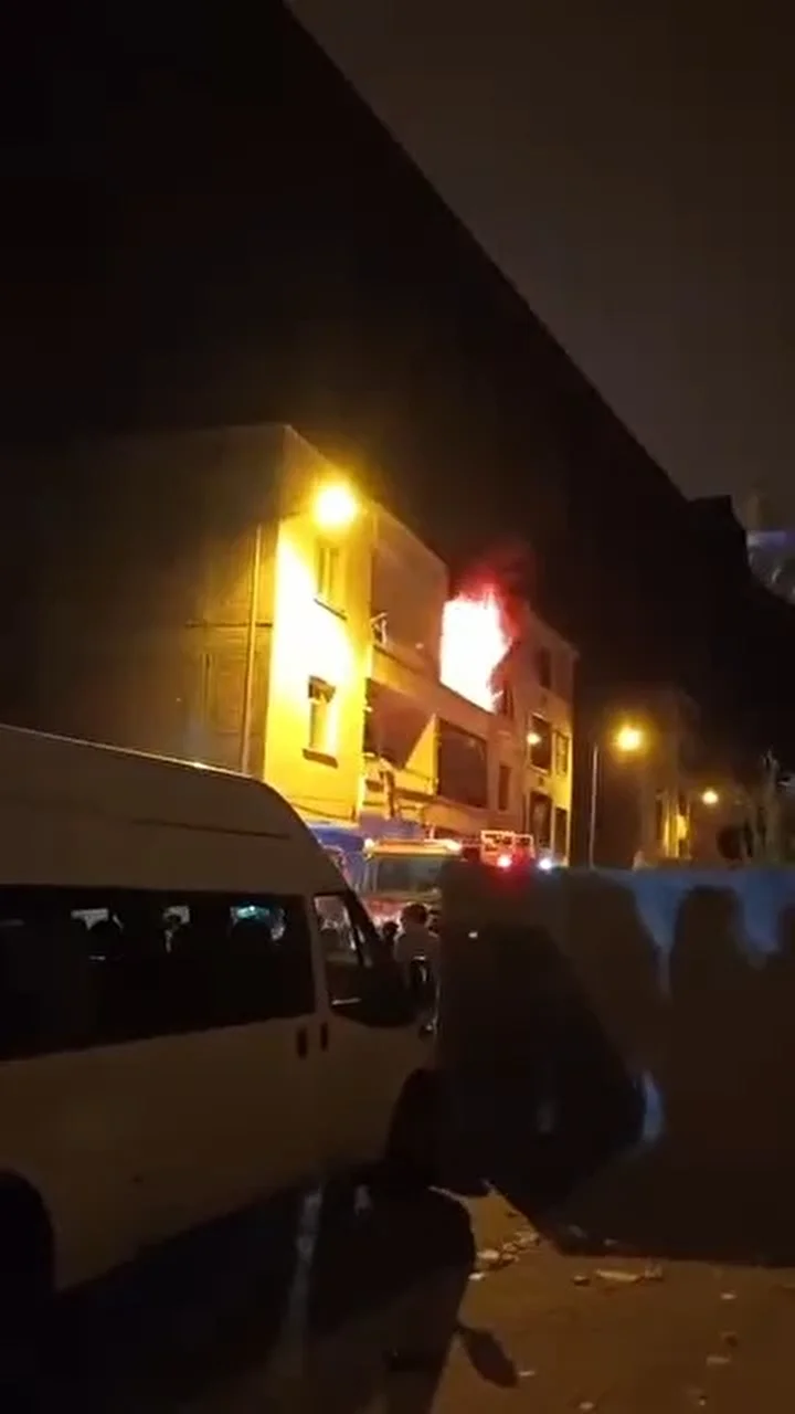 diyarbakirda konut yangini babanin cocugunu kurtarmaya calistigi anlar kameralara yansidi 1 N1PcSCtB