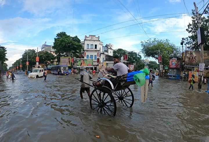 Doğu Hindistan’ın Batı Bengal eyaletinde şiddetli muson yağmurları nedeniyle hayat durma noktasına geldi 13 dogu hindistanin bati bengal eyaletinde siddetli muson yagmurlari nedeniyle hayat durma noktasina geldi 12 H1CIbW3I