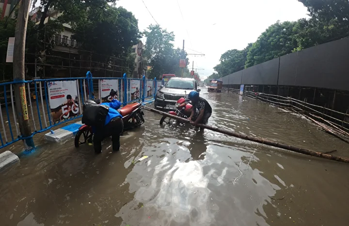 Doğu Hindistan’ın Batı Bengal eyaletinde şiddetli muson yağmurları nedeniyle hayat durma noktasına geldi 8 dogu hindistanin bati bengal eyaletinde siddetli muson yagmurlari nedeniyle hayat durma noktasina geldi 7