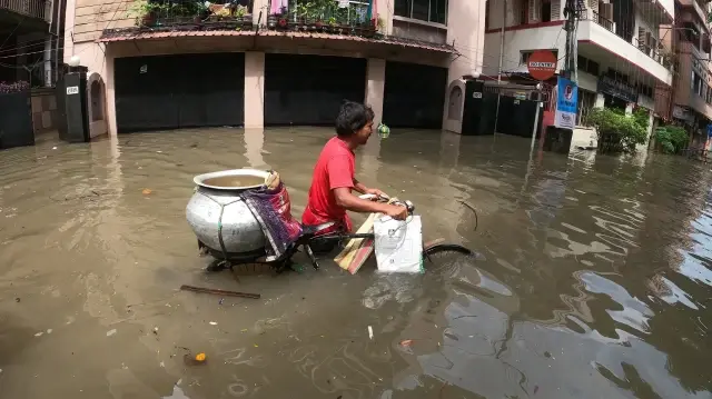 Doğu Hindistan’ın Batı Bengal eyaletinde şiddetli muson yağmurları nedeniyle hayat durma noktasına geldi dogu hindistanin bati bengal eyaletinde siddetli muson yagmurlari nedeniyle hayat durma noktasina geldi CBqKSDNq.webp