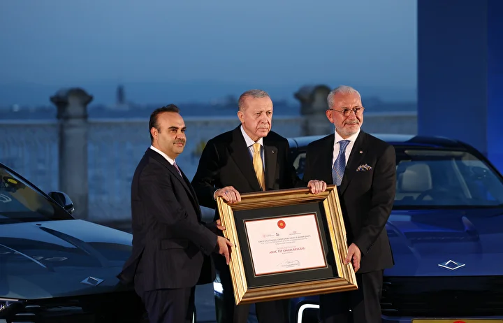 Dolmabahçe'de heyecanlandıran imaj: Cumhurbaşkanlığı forslu T10F teslim edildi, direksiyona Cumhurbaşkanı Erdoğan geçti 3 dolmabahcede heyecanlandiran imaj cumhurbaskanligi forslu t10f teslim edildi direksiyona cumhurbaskani erdogan gecti 2 ecMLKqlT