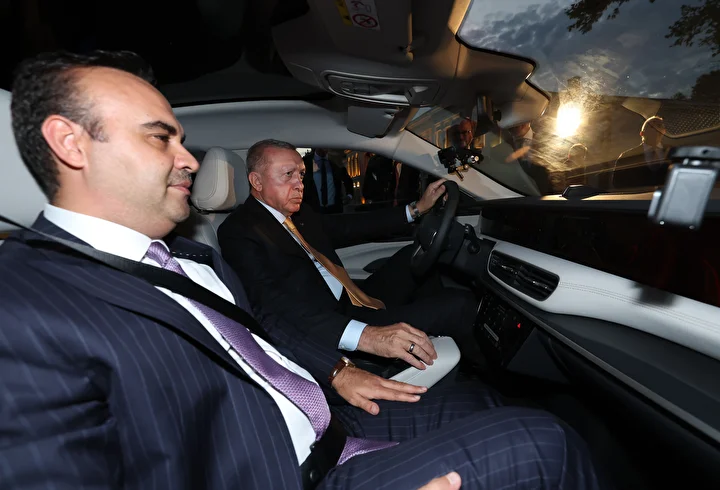 Dolmabahçe'de heyecanlandıran imaj: Cumhurbaşkanlığı forslu T10F teslim edildi, direksiyona Cumhurbaşkanı Erdoğan geçti 4 dolmabahcede heyecanlandiran imaj cumhurbaskanligi forslu t10f teslim edildi direksiyona cumhurbaskani erdogan gecti 3 irrlld3E