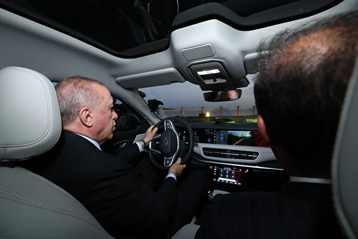 Dolmabahçe'de heyecanlandıran imaj: Cumhurbaşkanlığı forslu T10F teslim edildi, direksiyona Cumhurbaşkanı Erdoğan geçti 5 dolmabahcede heyecanlandiran imaj cumhurbaskanligi forslu t10f teslim edildi direksiyona cumhurbaskani erdogan gecti 4 ZsKQ9rnZ