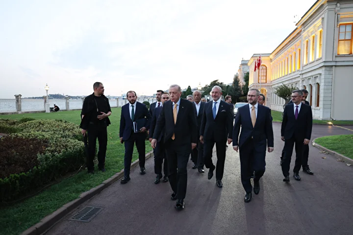 Dolmabahçe'de heyecanlandıran imaj: Cumhurbaşkanlığı forslu T10F teslim edildi, direksiyona Cumhurbaşkanı Erdoğan geçti 6 dolmabahcede heyecanlandiran imaj cumhurbaskanligi forslu t10f teslim edildi direksiyona cumhurbaskani erdogan gecti 5 pumnM4m8