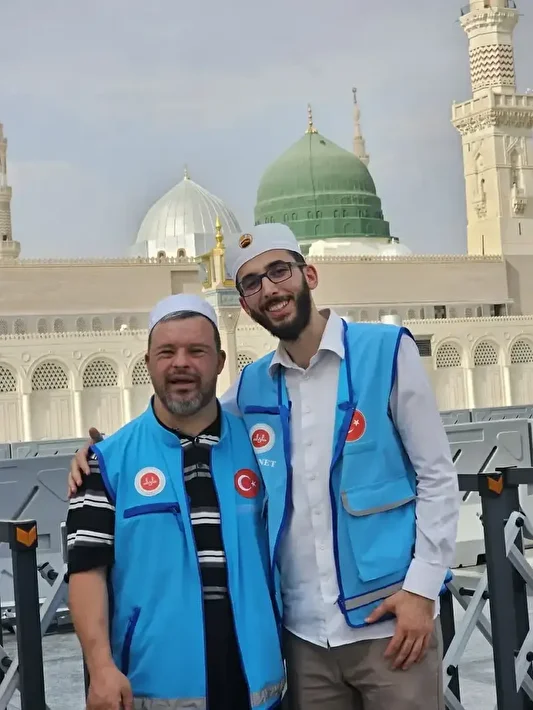 down sendromlu savasin umre hayali gercege donustu yuzundeki tebessum kalplere dokundu 0 uujNTu8J