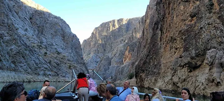 Dünyanın en büyük ikinci kanyonu: İlçe nüfusu 10 katına çıkıyor 3 dunyanin en buyuk ikinci kanyonu ilce nufusu 10 katina cikiyor 2 am71lb1s