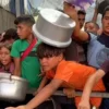 Evlilik yıl dönümünde kâbusu yaşadı: İki bacağını kaybetti… dunyanin gozunu kapattigi gazzede aclikla caba eden filistinlilere yemek dagitildi ph4OgPAe.webp