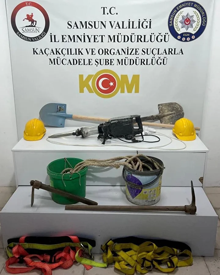 dusunde gordu 12 metrelik tunel kazdi define arayan anne ile oglu yakalandi 6 uK24zngZ