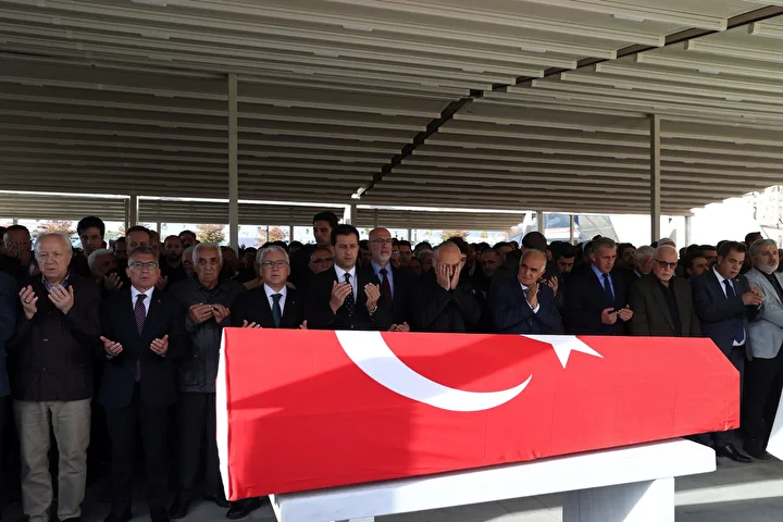 Edebiyatın ulusal sesi Yavuz Bülent Bakiler Sivas'ta son seyahatine uğurlandı: Vasiyeti yerine getirildi 3 edebiyatin ulusal sesi yavuz bulent bakiler sivasta son seyahatine ugurlandi vasiyeti yerine getirildi 2 R6cTOzdV