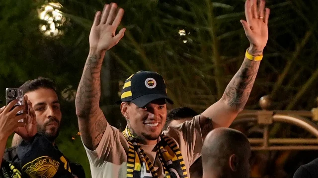 Ederson resmen Fenerbahçe’de: Sarı lacivertliler Brezilyalı kalecinin maaşını KAP’a açıkladı ederson resmen fenerbahcede sari lacivertliler brezilyali kalecinin maasini kapa acikladi KOQAUFPg.webp