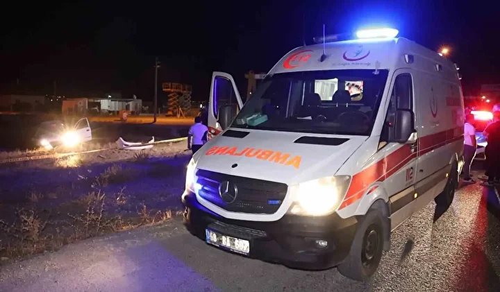 ehliyetsiz ve alkollu araba soforu takla atarak bos yere girdi bir meyyit bir yarali