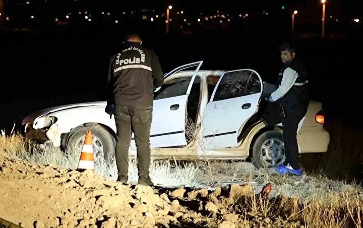 ehliyetsiz ve alkollu araba soforu takla atarak bos yere girdi bir meyyit bir yarali