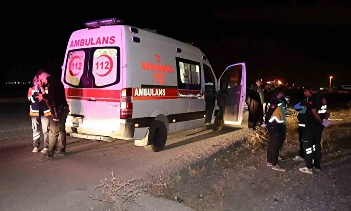 ehliyetsiz ve alkollu araba soforu takla atarak bos yere girdi bir meyyit bir yarali SkeXQDmN