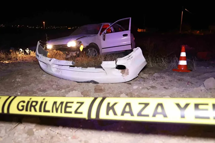 ehliyetsiz ve alkollu araba soforu takla atarak bos yere girdi bir meyyit bir yarali dWRAp4Za