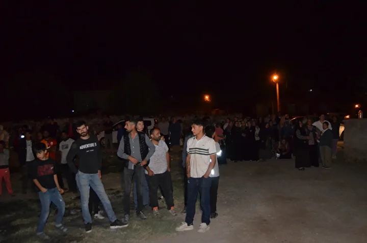 Ekmek yaptıkları tandırdan yükselen alevler, müştemilat ve iki meskene sıçradı 6 ekmek yaptiklari tandirdan yukselen alevler mustemilat ve iki meskene sicradi 5