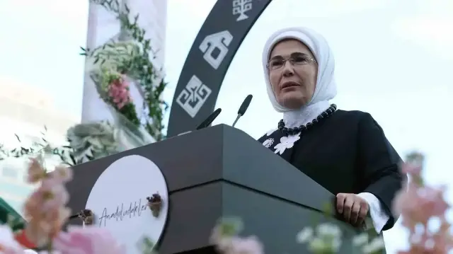 emine erdogan gabon cumhurbaskaninin esi nguema ile gorustu TvfNiNxZ.webp