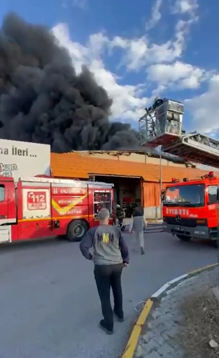 erzurumda boya fabrikasinda yangin gruplarin mudahalesi suruyor 1 sNHHOc1u