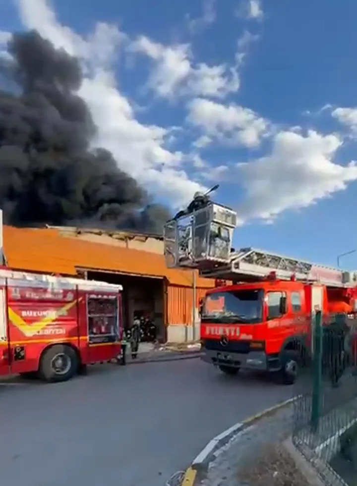 erzurumda boya fabrikasinda yangin gruplarin mudahalesi suruyor 5 VusKG3XW