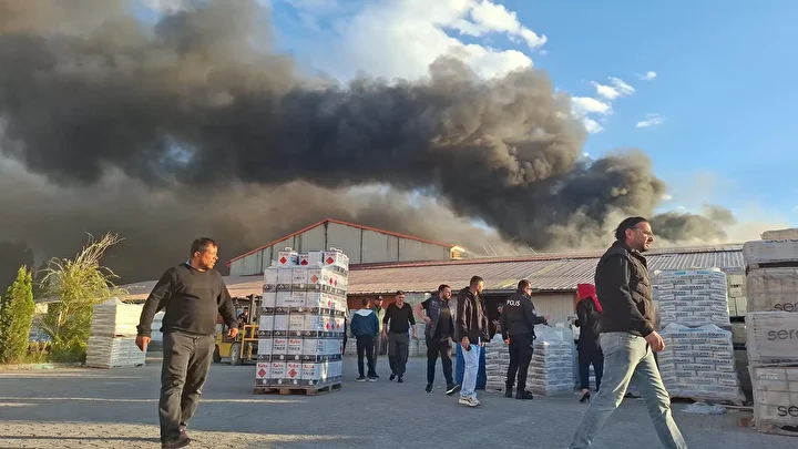 erzurumda boya fabrikasinda yangin gruplarin mudahalesi suruyor 6 XndElC2k