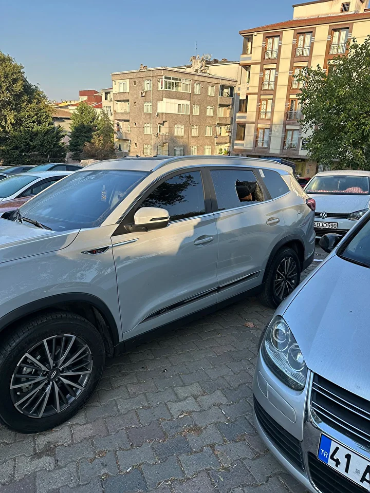 esenlerde 4 aracin camlarini kirip hirsizlik yaptilar bilgisayar cep telefonu yangin tupu caldilar 0 Bj1VPK5A