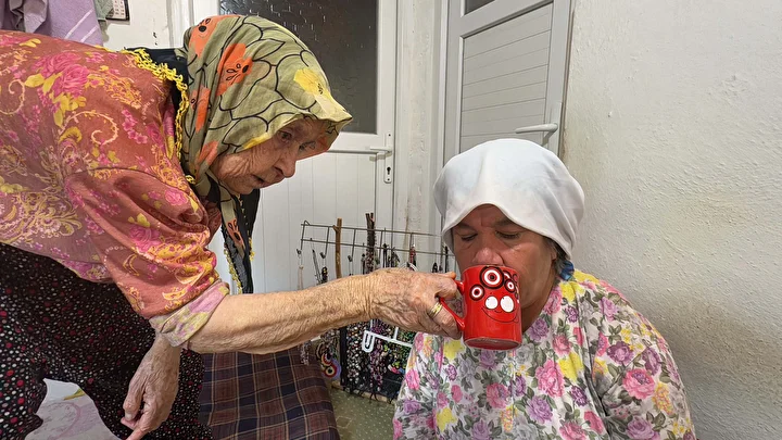 esini 30 yil evvel kaybetti 88 yasindaki behiye burnak 59 yasindaki engelli kizina gozu
