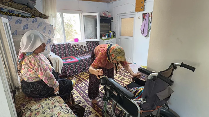 esini 30 yil evvel kaybetti 88 yasindaki behiye burnak 59 yasindaki engelli kizina gozu C3YlRKSO