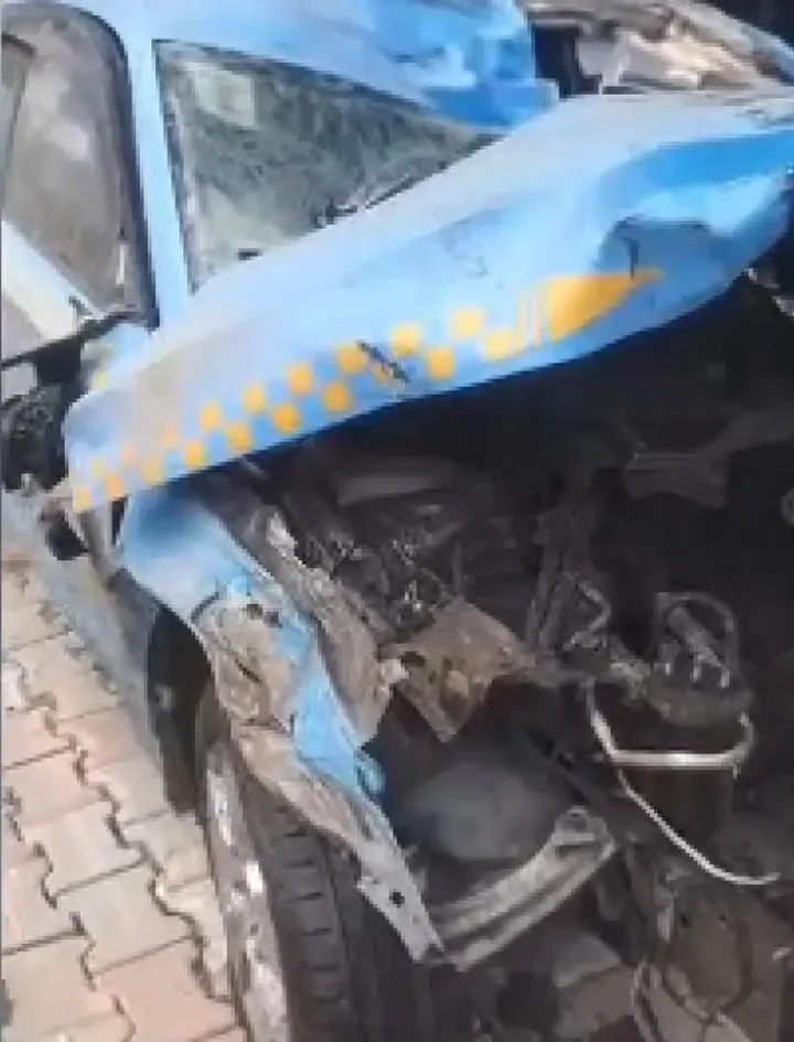eyupsultanda hafriyat kamyonu taksinin uzerine devrildi taksici hayatini kaybetti 3 jJ4JJmMe