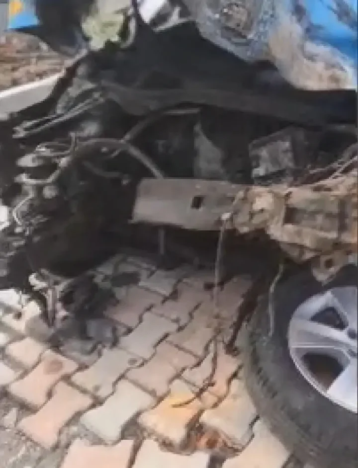 eyupsultanda hafriyat kamyonu taksinin uzerine devrildi taksici hayatini kaybetti 7 VRRSVBmu