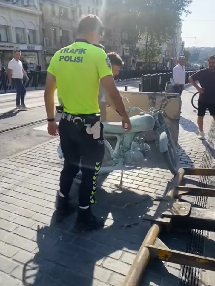 fatihte trafikten men edilen motosikletini atese verdi sinirle yaktim 1 CRXj7zRO