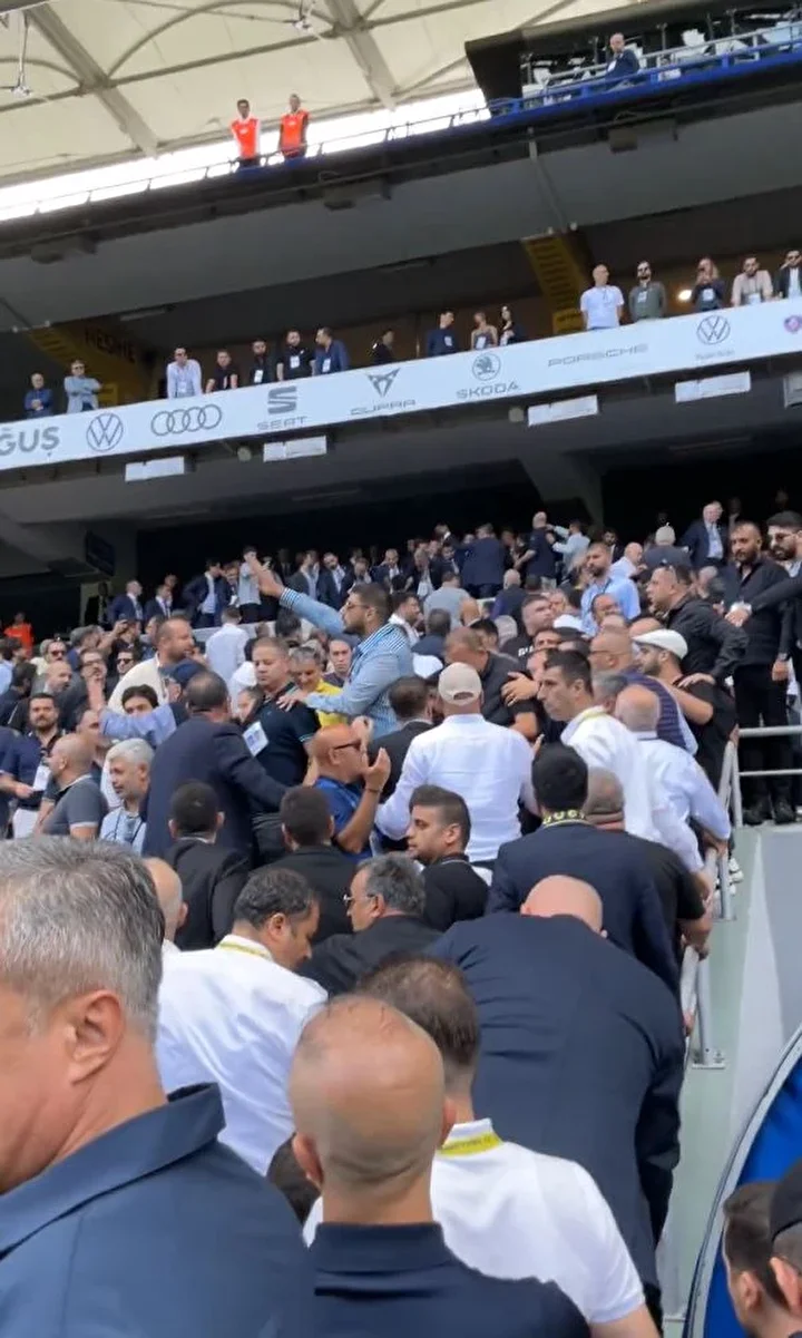Fenerbahçe kongresinde gerginlik: Üyeler ortasında tartışma yaşandı 5 fenerbahce kongresinde gerginlik uyeler ortasinda tartisma yasandi 4 yjWA3yb6