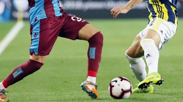 Fenerbahçe-Trabzonspor maçı öncesinde yıldız oyuncudan makus haber: Forma giyemeyecek fenerbahce trabzonspor maci oncesinde yildiz oyuncudan makus haber forma giyemeyecek mOSNtNRM.webp