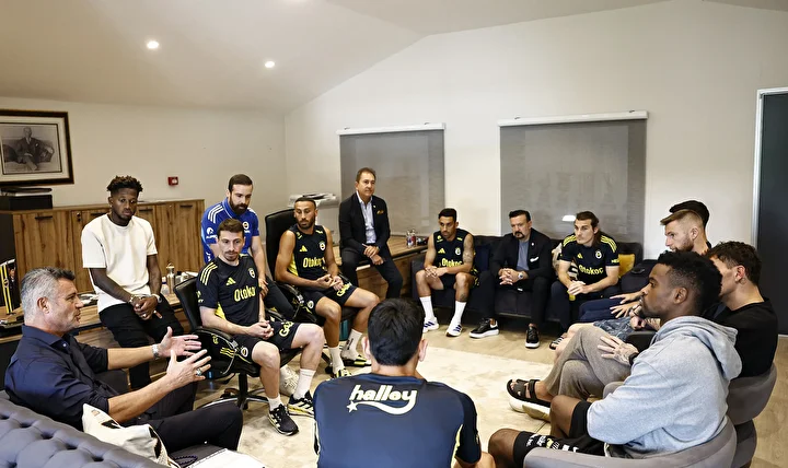 fenerbahcede lider sadettin saran oyuncularla bulustu fotograftaki ayrinti dikkat cekti 3 1gaJPMvl