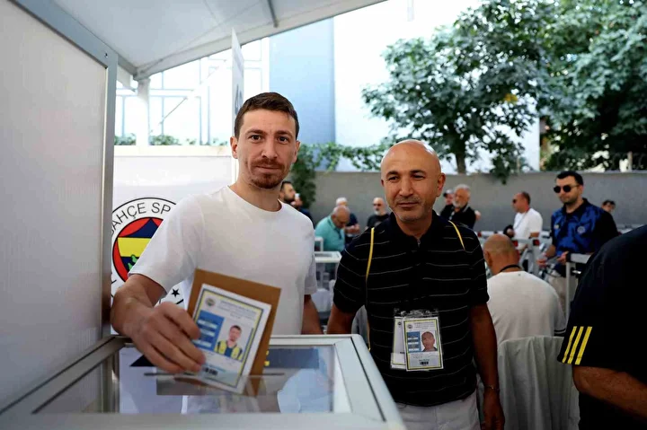 Fenerbahçeli yıldız futbolcudan seçim yorumu: 'Yeni liderin tesiri...' 8 fenerbahceli yildiz futbolcudan secim yorumu yeni liderin tesiri 7